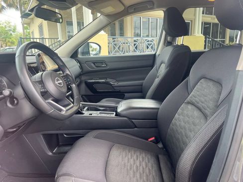 Used 2025 Nissan Pathfinder SV FWD image 2