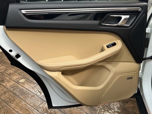 Used 2018 Porsche Macan w/ Premium Package image 13