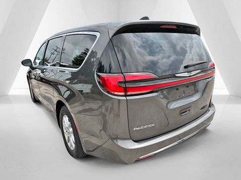 Used 2023 Chrysler Pacifica Touring-L FWD image 5