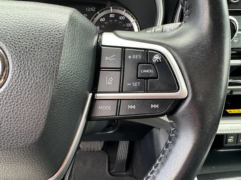 Used 2023 Toyota Highlander XLE AWD/4WD image 23
