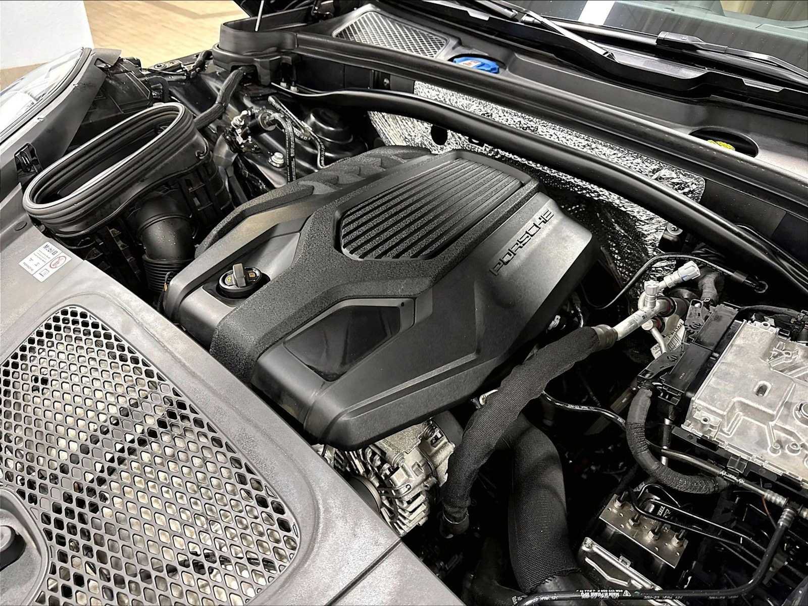 Used 2024 Porsche Macan AWD/4WD image 38