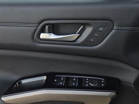 Used 2024 Nissan Pathfinder Platinum image 26