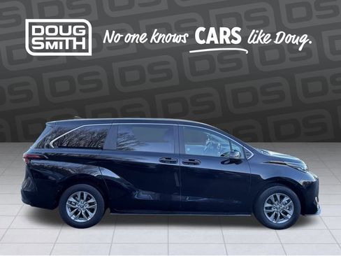 Used 2024 Toyota Sienna LE image 6