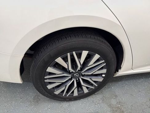 Used 2025 Nissan Altima 2.5 SV FWD image 9