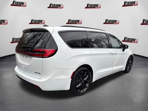 Used 2024 Chrysler Pacifica Limited w/ S Appearance Package image 5