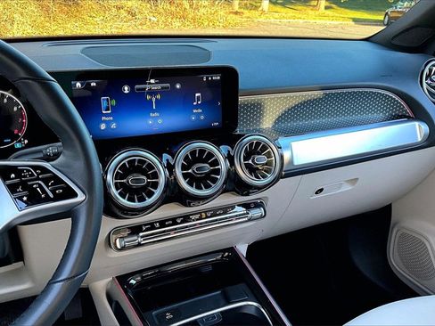 Used 2025 Mercedes-Benz GLB 250 4MATIC image 6