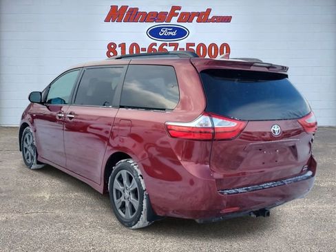Used 2018 Toyota Sienna XLE image 3