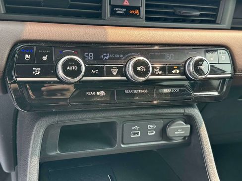 Used 2025 Honda Pilot Elite image 25