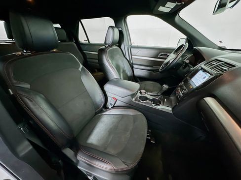 Used 2018 Ford Explorer XLT w/ Equipment Group 202A AWD/4WD image 30