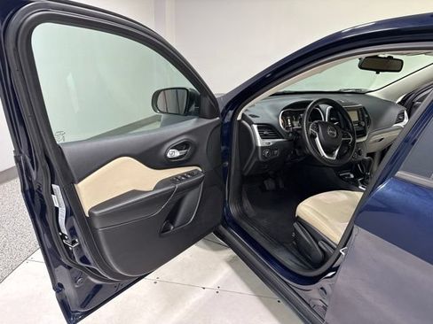 Used 2016 Jeep Cherokee Sport AWD/4WD image 6