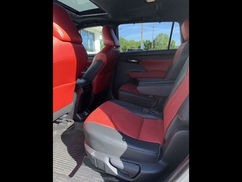 Used 2021 Toyota Highlander XSE FWD image 10