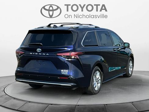 Used 2021 Toyota Sienna Limited image 6