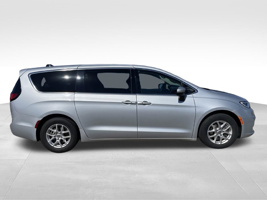 Used 2023 Chrysler Pacifica Touring-L FWD image 26