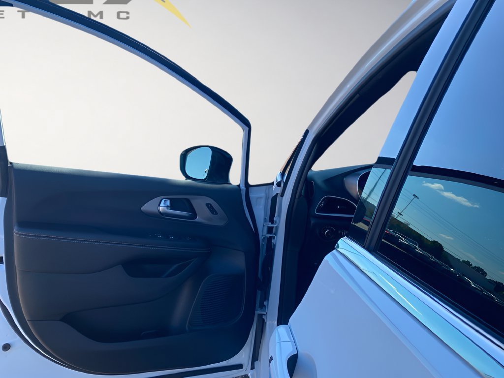 Used 2026 Chrysler Pacifica Select FWD image 20