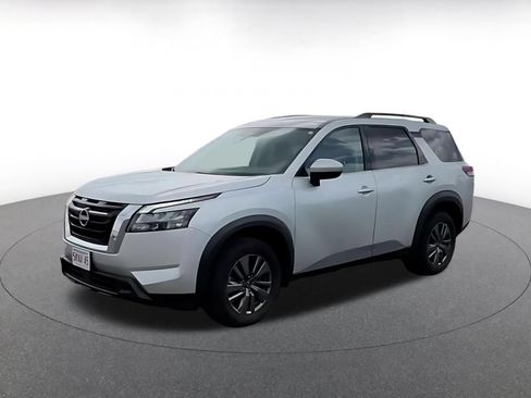 Used 2025 Nissan Pathfinder SV FWD image 4