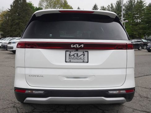 Used 2024 Kia Carnival LX FWD image 12