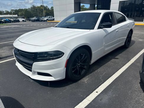 Used 2018 Dodge Charger SXT w/ Blacktop Package RWD image 2