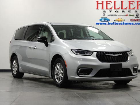 Used 2024 Chrysler Pacifica Touring-L FWD image 1