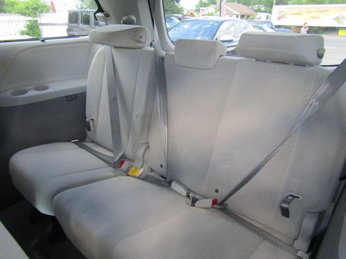 Used 2013 Toyota Sienna LE w/ Towing Pkg FWD image 20