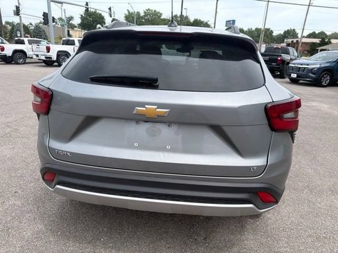 Used 2025 Chevrolet Trax LT FWD image 22