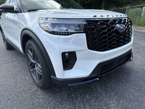Used 2025 Ford Explorer ST image 13