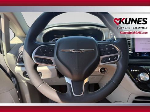 Used 2023 Chrysler Pacifica Touring-L FWD image 18