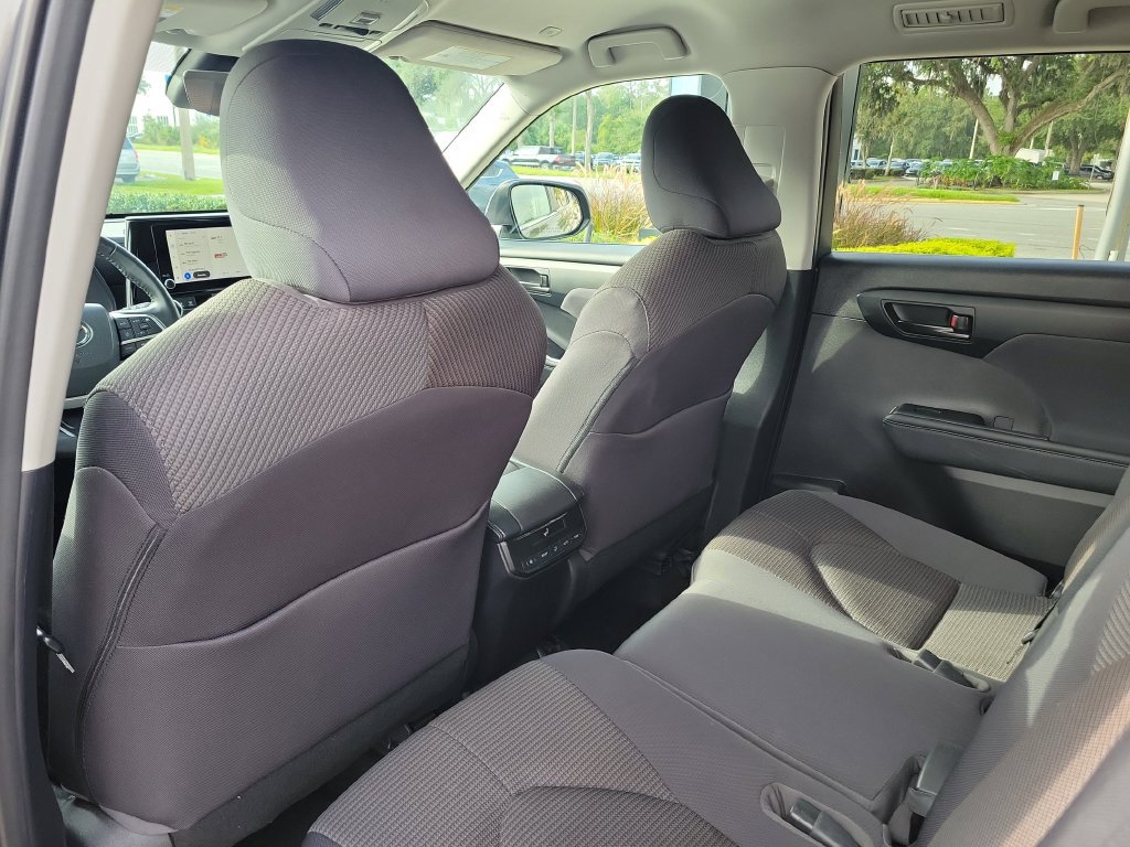 Used 2023 Toyota Highlander LE FWD image 17