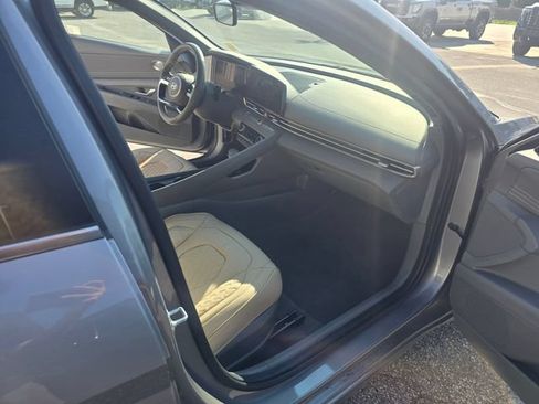 Used 2025 Hyundai Elantra SEL FWD image 38