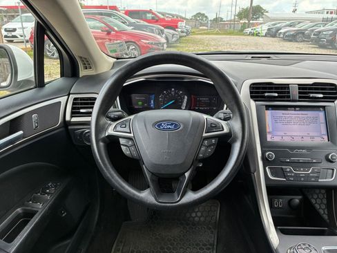 Used 2019 Ford Fusion SE FWD image 30