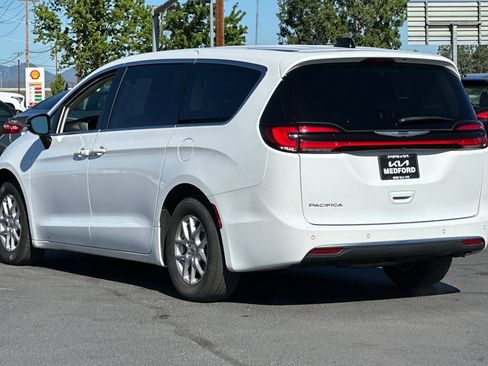 Used 2024 Chrysler Pacifica Touring-L FWD image 7