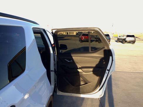 Used 2023 Chevrolet Traverse LT image 16