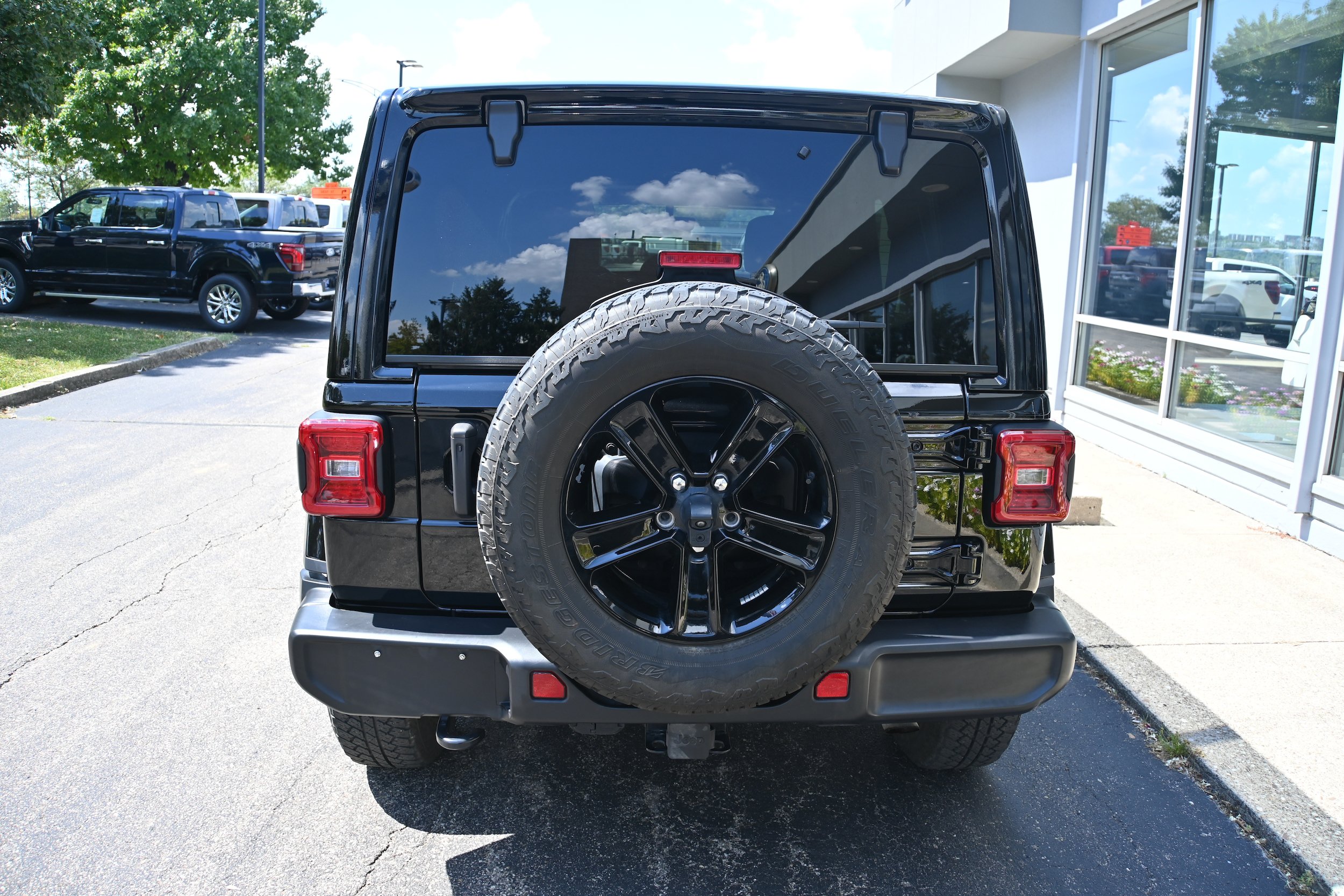 Used 2023 Jeep Wrangler Unlimited Sahara AWD/4WD image 4