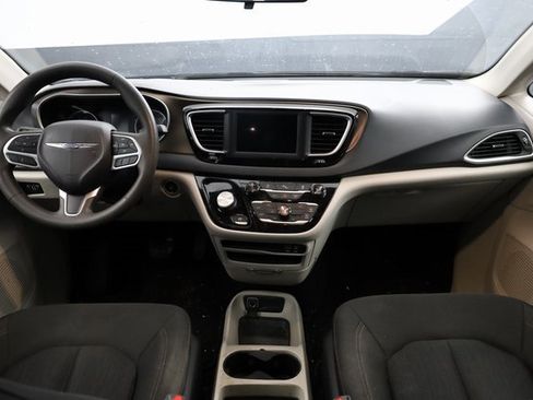 Used 2018 Chrysler Pacifica LX image 13