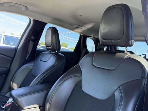 Used 2019 Jeep Cherokee Latitude Plus w/ Cold Weather Group AWD/4WD image 10