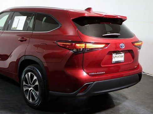 Used 2020 Toyota Highlander XLE image 11