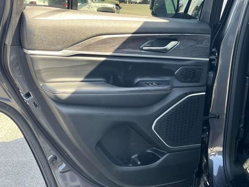 Used 2022 Jeep Grand Cherokee Limited image 17