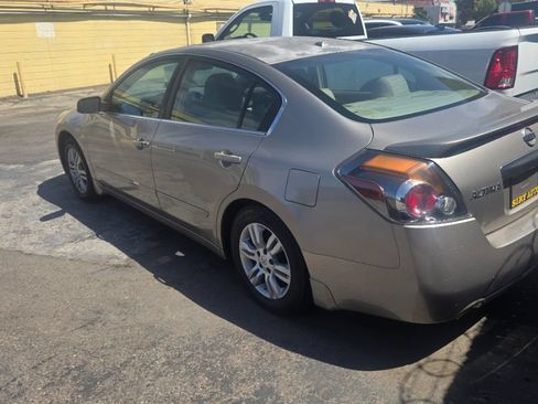 Used 2011 Nissan Altima 2.5 SL w/ Technology Pkg FWD image 3