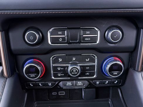 Used 2024 Chevrolet Suburban High Country AWD/4WD image 44