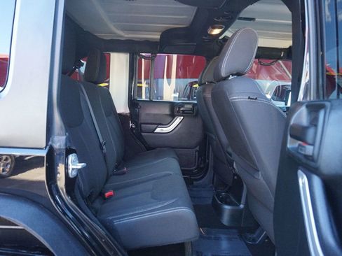 Used 2018 Jeep Wrangler Unlimited Sahara AWD/4WD image 21