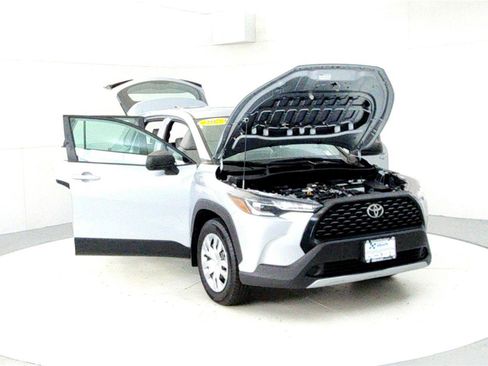 Certified 2023 Toyota Corolla Cross L image 9