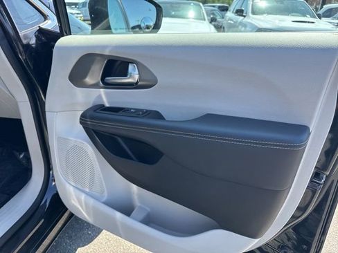 Used 2023 Chrysler Pacifica Touring-L FWD image 8