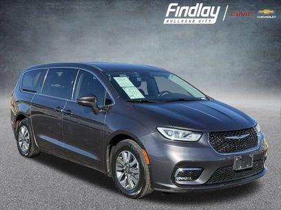 Used 2022 Chrysler Pacifica Touring-L w/ Uconnect Theater Family Group