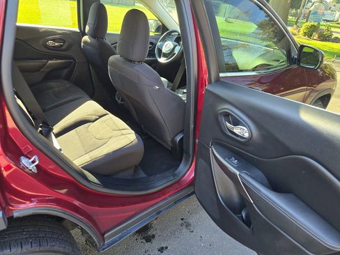 Used 2019 Jeep Cherokee Latitude w/ Popular Appearance Group image 15