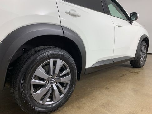 Used 2025 Nissan Pathfinder SV image 9