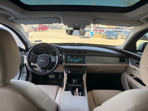 Used 2020 Jaguar XF Premium image 16