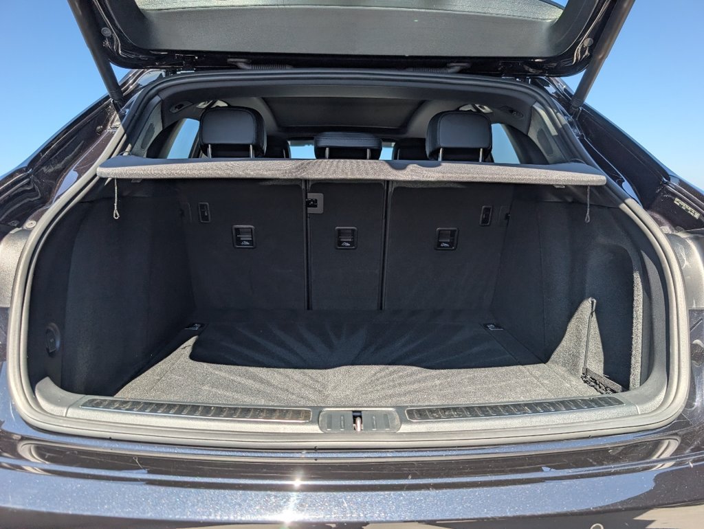 Certified 2025 Porsche Macan AWD/4WD image 12