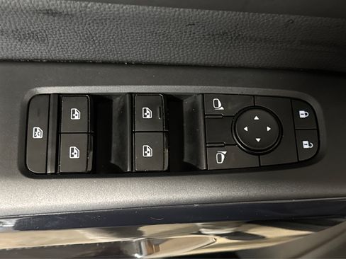 Used 2025 Nissan Pathfinder SV AWD/4WD image 16