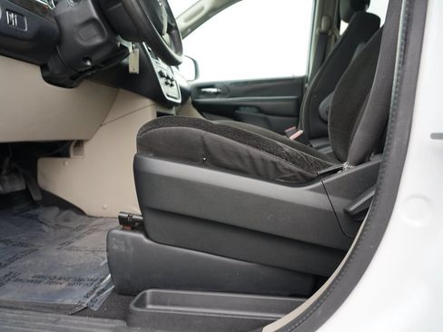 Used 2018 Dodge Grand Caravan SE w/ UConnect Hands-Free Group FWD image 13