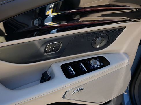 Used 2025 Lincoln Nautilus Reserve AWD/4WD image 17