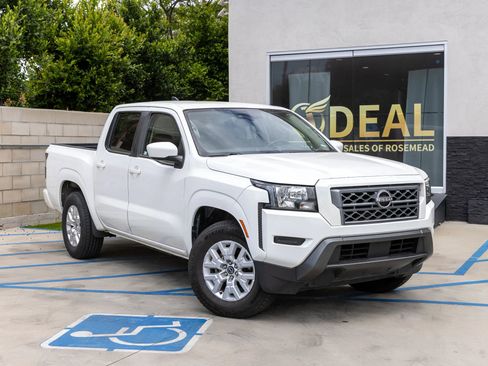 Used 2022 Nissan Frontier SV RWD image 2